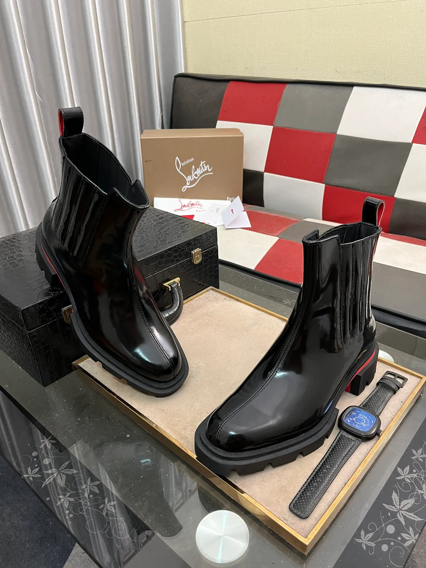 Men's shoes 💰880⌚️⌚️CL New formal leather shoes Christia* Loubouti* Red-soled shoes GREGGO men's Oxford shoes Made of imported cowhide/glossy patent leather/stitched contrasting high silk suede. Three-section toe design. Iconic red outsole, the ultimate personalized shoe. Original color cowhide lining. Original Italian leather outsole; fine workmanship brings you a luxurious experience. With its neat silhouette and straightforwardness, GREGGO men's Oxford shoes are Oxford shoes born for city roaming. The elegant lines and classic silhouette exude eternal charm. The black patent leather material is exquisite and eye-catching, adding a sense of luxury to the overall look. The slender toe design is full of elegance, and matched with closed shoelaces of the same color, the sophistication is invisible. The slim sole design provides the shoes with a light foot feel, elegant steps, and a refined and elegant look. Shows outstanding texture.  Standard leather shoe size: 38-44